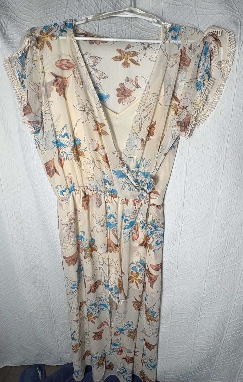 City Triangles Cream Floral Print Flutter Sleeve Maxi Dress with Front Slit Size
